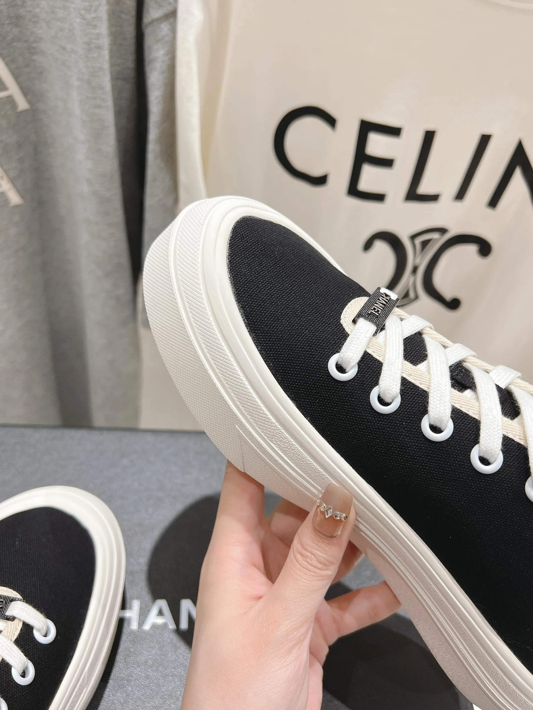 👟👟Ex-factory price 400👟👟 Chanel* Xiaoxiang 2025ss latest casual shoes, the currently super popular biscuit shoes. Internet celebrity Xiaohongshu is crazy about hot recommendations. The silly and cute style has a retro flavor! The shape is special and very recognizable. It makes your legs slimmer and longer. It is absolutely powerful. It is also very comfortable to wear. It has good looks. It is comfortable and increases your height. I must recommend it to everyone. The main feature of this year's series is minimalist style. ✔Fabric: original customized canvas. ✔Feet: water-dyed cowhide, comfortable on the feet. ✔Outsole: open-molded high-elastic rubber platform sole. ✔Number: 35-39.